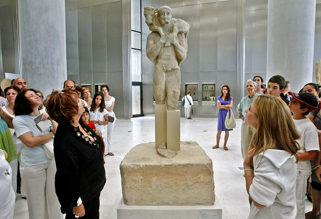 A borjúvivő ifjú szobra (Moszkoforosz) Athén új múzeumában