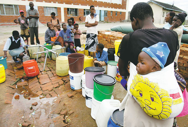 Zimbabweiek állnak sorba tiszta ivóvízért. Az ENSZ szerint tavaly augusztus óta közel kétezer ember halálát okozta a kolera az országban, s feltehetően mintegy 30 ezren fertőzöttek