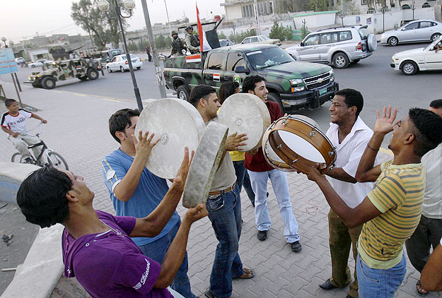 Irakiak ünneplik az amerikai hadsereg kivonulását Bászra városában
