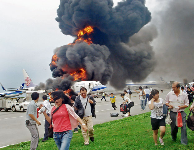 2007. augusztus, Okinawa. Utasok menekülnek a China Airlines égő gépéből