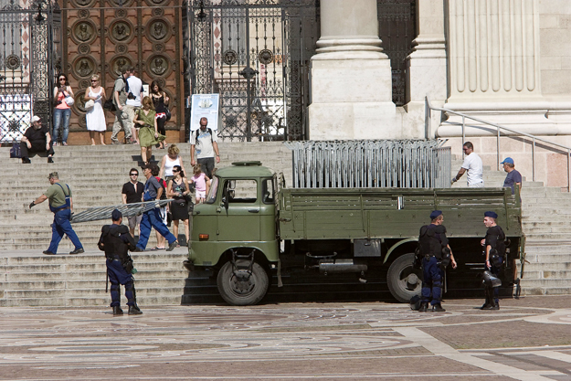 Kordont pakolnak le tehergépkocsiról a Szent István téren