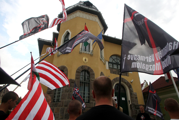 A Hatvanégy Vármegye Ifjúsági Mozgalom tagjai állnak a csíkszeredai magyar konzulátus előtt, ahol Budaházy György letartóztatása és a Magyar Gárda Egyesület betiltása ellen tiltakoznak