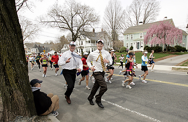 Runners dressed in business attire participate in the 113th running of the Boston Marathon in Natick, Massachusetts April 20, 2009.    REUTERS/Adam Hunger   (UNITED STATES SPORT ATHLETICS)