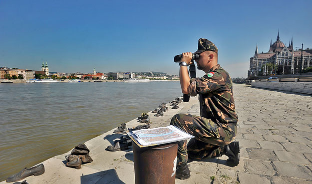 Horváth Csaba főhadnagy, a II. Hídépítő Század parancsnok-helyettese lézeres távmérővel nézi a budai oldalt a Magyar Honvédség műszaki szakembereinek helyszíni szemléjén a Duna-parton, a volt Kossuth-híd helyén