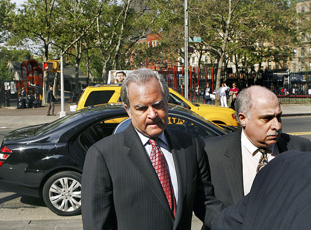 New York lawyer Marc Dreier (L) arrives at the Manhattan Federal courthouse for a hearing regarding his role in an investment fraud of hundreds of millions of dollars in New York May 11, 2009. REUTERS/Lucas Jackson (UNITED STATES BUSINESS CRIME LAW)