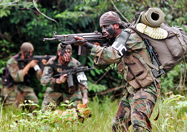 AUC-gerillák kiképzésen a kolumbiai dzsungelben