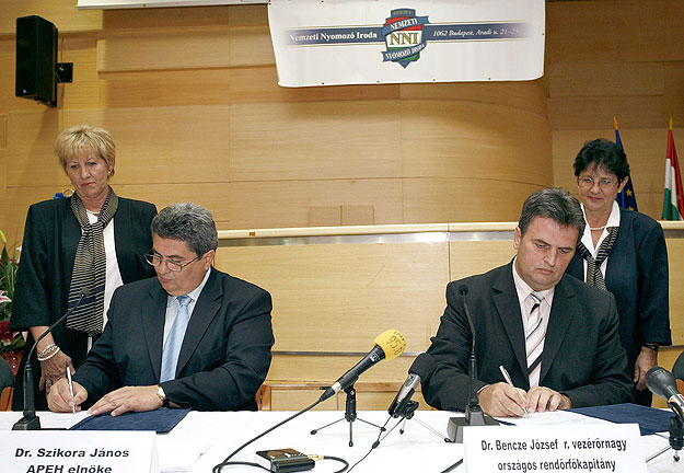 Az adóhivatal kiemelt adózók igazgatósága és a Nemzeti Nyomozóiroda közötti együttműködési szerződést írtak alá 2007-ben