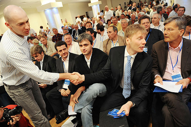 Gratuláció vagy búcsú? Gusztos Péter, Fodor Gábor és Demszky Gábor a hétvégi küldöttgyűlésen