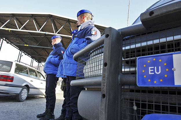 Az EU Koszovó-missziójában résztvevő francia csendőrök a szerb-koszovói határon
