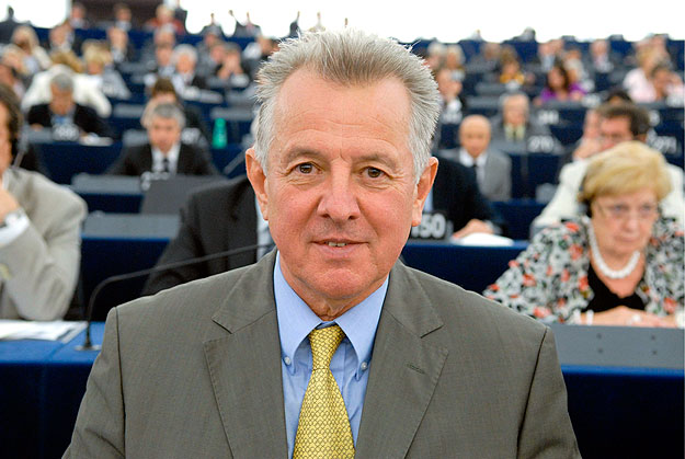 Schmitt Pál, az Európai Parlament első magyar alelnöke a parlament strasbourgi üléstermében 2009. július 15-én. 
