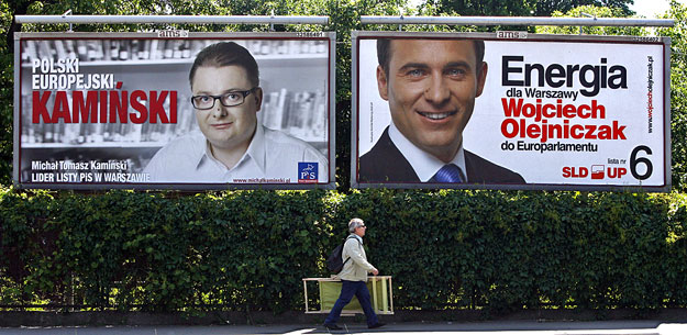 Michal Tomasz Kaminski (balra) választási plakátja Varsóban