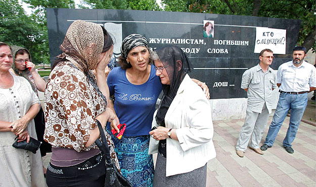 A meggyilkolt újságírók grozniji emlékművén már fenn van Esztyemirova képe