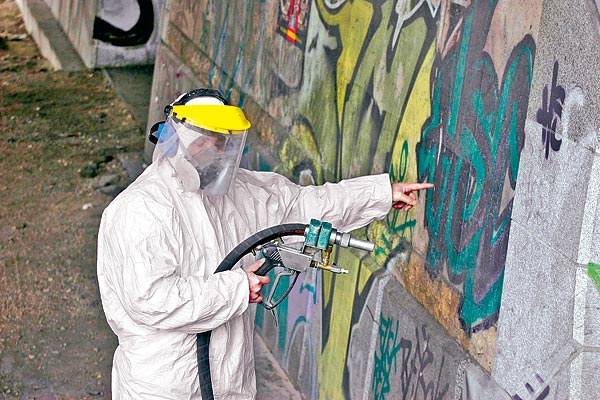 Graffitieltávolító teljes menetfelszerelésben. Akár a Szellemirtókban is szerepelhetne  