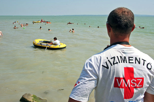 Félszáz balatoni strandon ügyelnek vízi mentők a fürdőzőkre