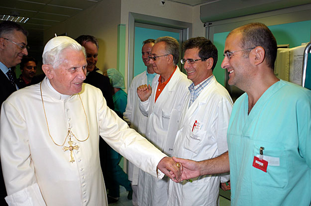 XVI. Benedek pápa búcsúja az aostai kórháztóla jobb csuklóján végrehajtott műtét után