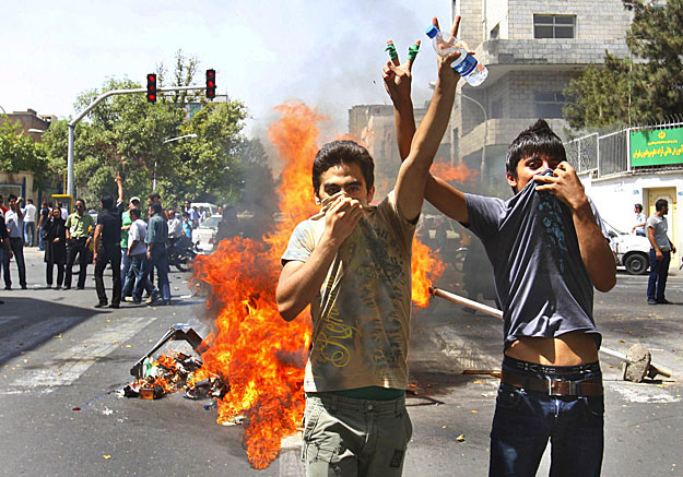 Ellenzéki tüntetők egy barikád előtt Teheránban - a rendőrség ismét könnygázzal oszlatott