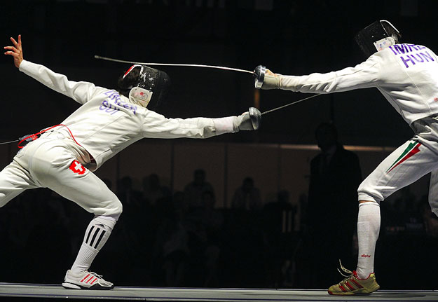 A svájci Max Heinzer és Imre Géza asszója a plovdivi vívó Európa-bajnokság párbajtőrcsapat döntőjében 2009. július 19-én