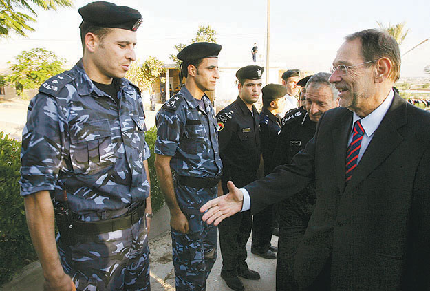 Javier Solana, az EU kül- és biztonságpolitikai főmegbízottja köszönti a palesztin biztonsági erők képviselőit Jerikóban 2007-ben