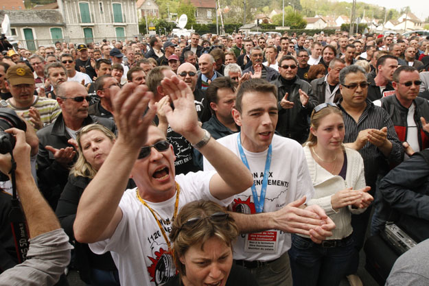 Employees of a Continental tyre factory attend a general assembly in front of the factory in Clairoix, northern France, April 22, 2009. Workers from the tyre factory in France trashed two buildings on Tuesday after learning that an attempt to block t