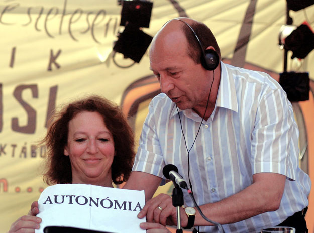 Tusnádfürdõ, 2009. július 18.
Egy résztvevo autonómia feliratú táblával, akit Traian Basescu román államelnök az emelvényre szólított a XX. Bálványosi Nyári Szabadegyetem és Diáktalálkozó Rendszerváltók Európában címû rendezvényén a romániai Tusnádf