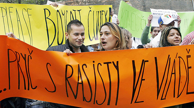 Cigány tüntetők Prágában 2007 áprilisában: "Ki a rasszistákkal a kormányból!"