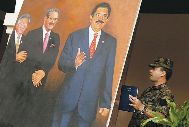 Egy katona Zelaya képét távolítja el a hondurasi elnöki palotából