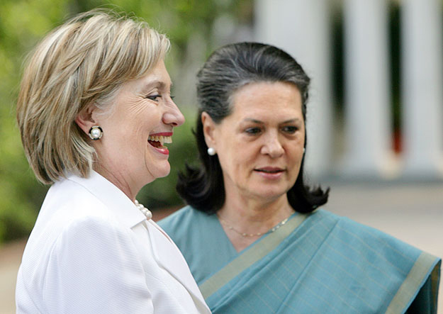 Hillary Clinton és Szonja Gandhi, az indiai kormánypárt legbefolyásosabb alakja  Újdelhiben