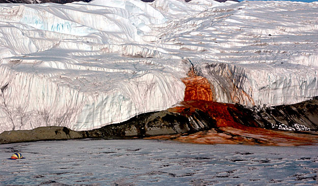 A vörös víz egy eddig még műszerekkel is elérhetetlen föld alatti sós és oxigénmentes tóból származik