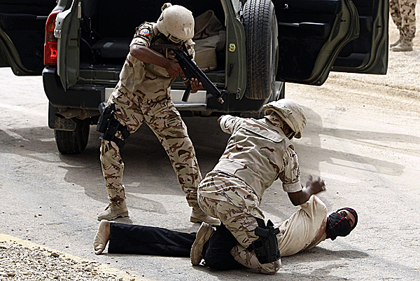 A szaúdi különleges katonai alakulat bemutatója Rijádban. Nem kesztyűs kézzel