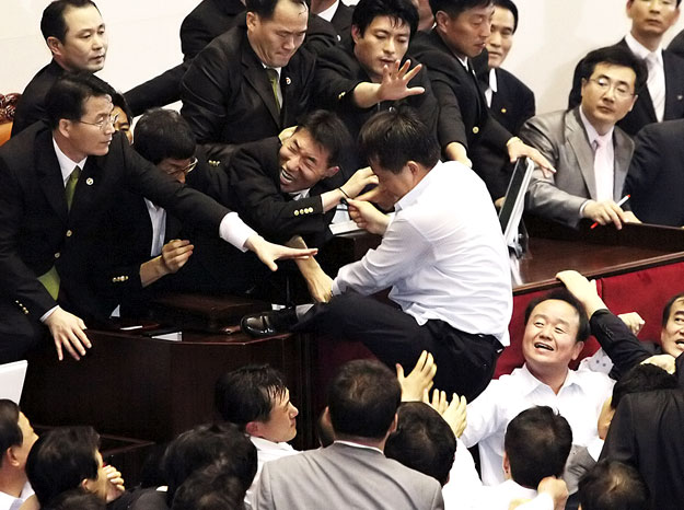 Politika puszta kézzel. Dél-koreai képviselők  harca a szöuli parlamentben