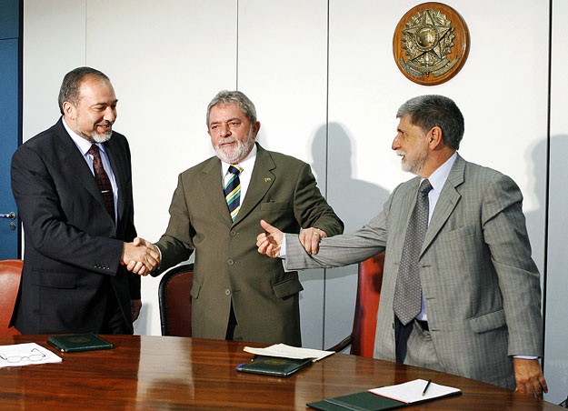 Avigdor Lieberman, Luiz Inacio Lula da Silva és Celso Amorim a közös fényképhez készül. Helykeresés a Közel-Keleten