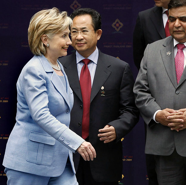 Hillary Clinton sétája Pak Kun-gwang észak-koreai főtárgyaló előtt az ASEAN-résztvevők közös fotójához