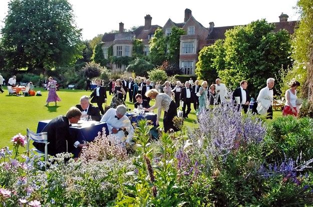 Gyülekezik a közönség a Glyndebourne-i kertben