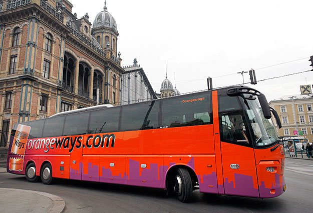 A vonatra váró utasok segítségére sietett az OrangeWays autóbusz-társaság. A Volán konkurense hat darab, egyenként 65 személyes luxusbuszt küldött a Keleti és Nyugati pályaudvarokhoz, hogy célbajuttassa a vidékre igyekvőket 2008. február 5.-én