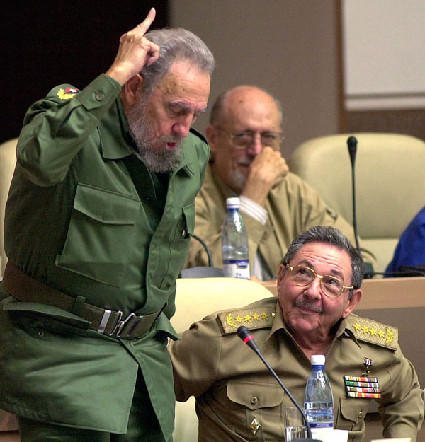 Fidel Castro és öccse, Raúl 2002-ben Havannában