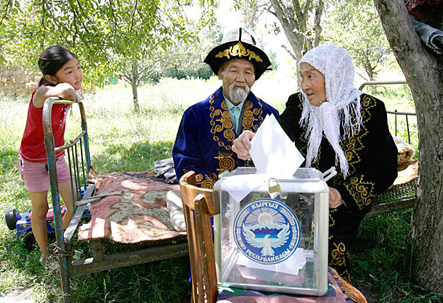 Otthon szavazó kirgizek egy fővároshoz, Biskekhez közeli faluban