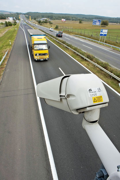 Sebességmérő kamera egy autópálya felett