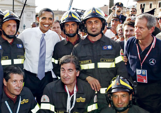 Obama elnök olasz tűzoltókkal a július eleji G8-as csúcstalálkozó szünetében