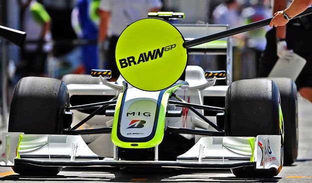 Állókép. A Brawn GP egyik autója várja a startjelet