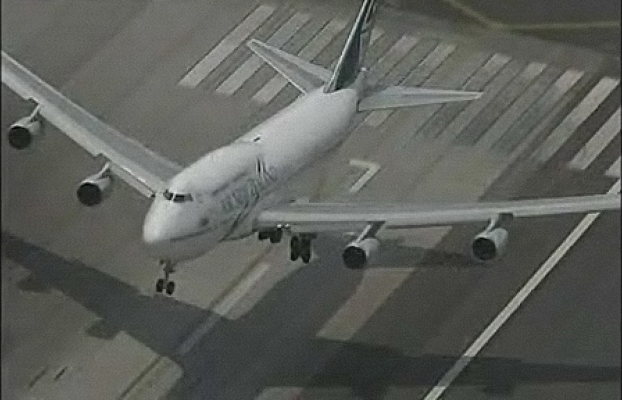 Az Air New Zeland légitársaság bioüzemanyaggal feltankolt repülőgépe a két órás tesztrepülés után, leszállás közben