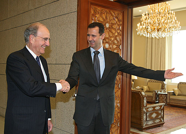 Mitchell és Aszad kézfogása Damaszkuszban