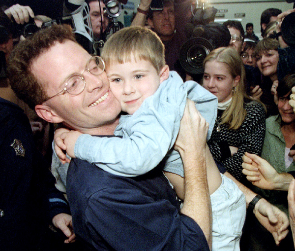 David Rohde unokaöccsévvel 1995-ben Bostonban, miután kiszabadult a boszniai szerbek fogságából