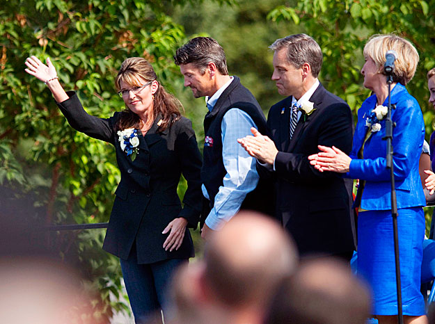 Sarah Palin férjével, Toddal utódja, Sean Parnell (jobbról a második) beiktatási ceremóniáján