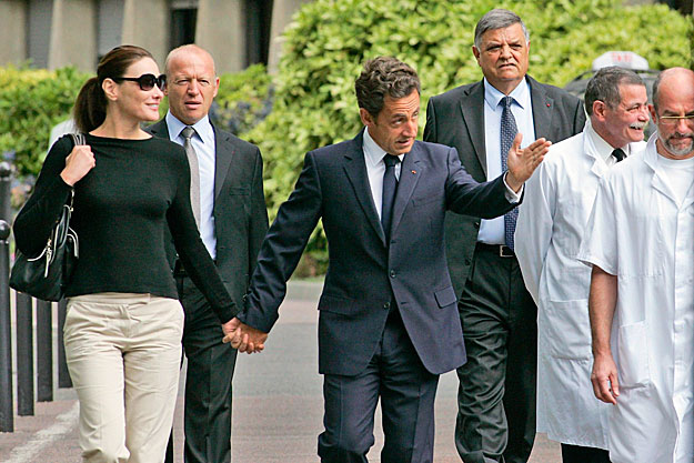 Nicolas Sarkozy felesége társaságában távozik a párizsi Val-de-Grace kórházból