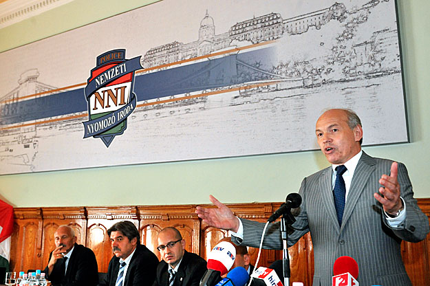 Draskovics Tibor beszél 2009. 07. 24-én a Nemzeti Nyomozó Iroda székházában tartott ünnepségen