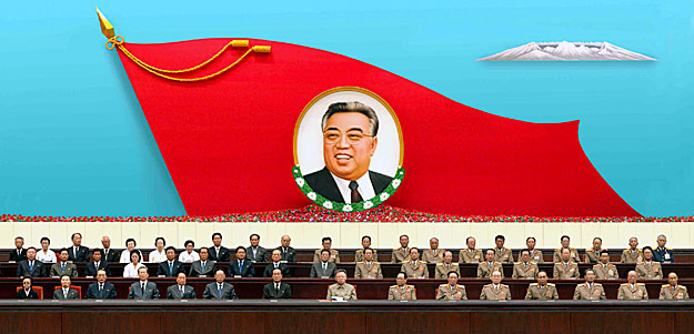 Kim Dzsong Il (középen) egy phenjani ünnepségen. Csak láncszem a dinasztiában?