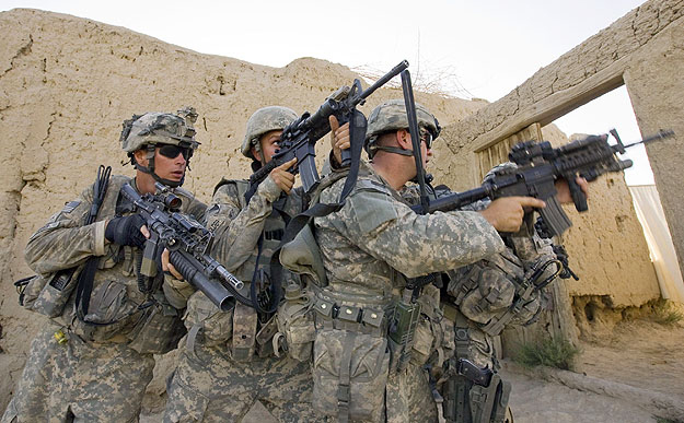 Amerikai katonák gyanús épületet vizsgálnak át Logar tartományban