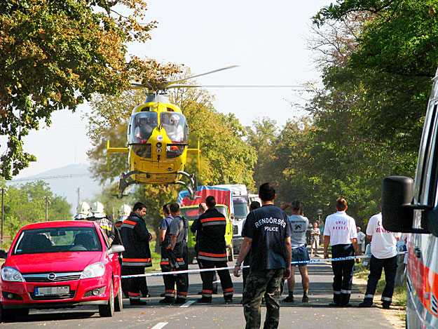 Mentőhelikopter szállítja el azt a 37 éves dinnyét árusító nőt, akit előzőleg a Tiszavasvári és Tiszalök közötti úton volt élettársa féltékenységből lelocsolta gyúlékony anyaggal, majd felgyújtotta