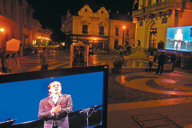 A színház előtti téren akkor is vannak ennyien, ha épp nem történik semmi