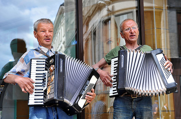 Utcai muzsikusok Rigában. Átírták a lettek kottáját